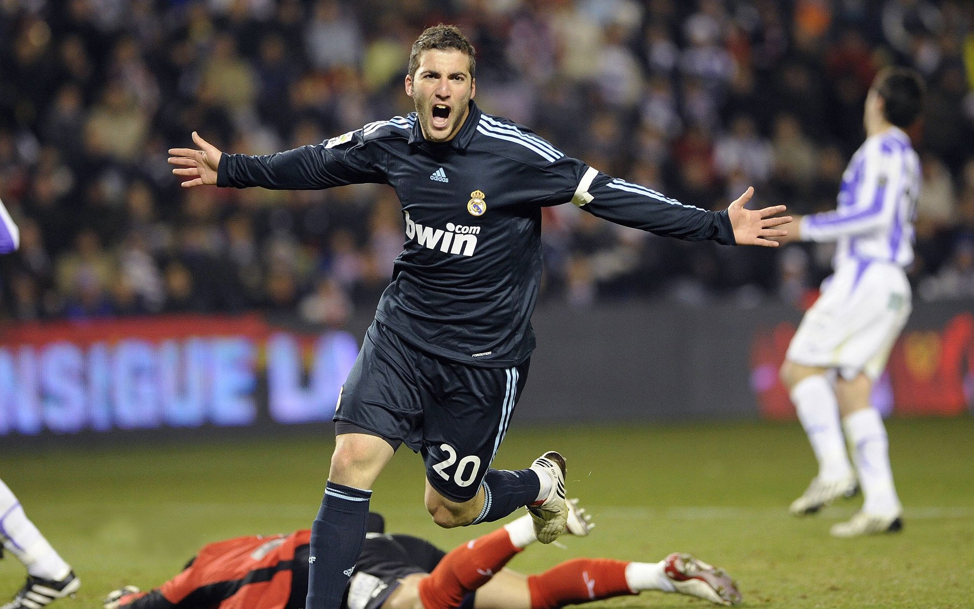 “胡利安·门德斯：阿根廷美洲狮队的传球与进攻之星，未来无可限量”